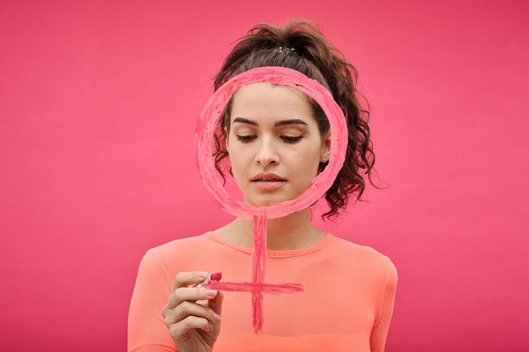 تغییرات هورمون می‌تواند دلیل نازک و کم‌پشت شدن موها و ریزش آن‌ها باشد. 